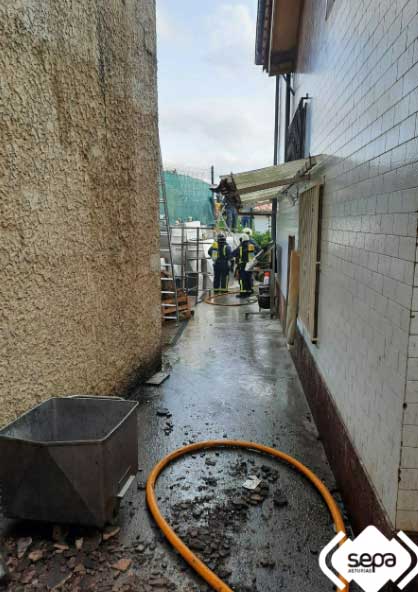Efectivos de Bomberos del SEPA han sofocado un incendio declarado en la fábrica de embutidos La Pilarica, en Noreña. El fuego, que no ha causado daños personales, ha arrasado uno de los ahumaderos. 