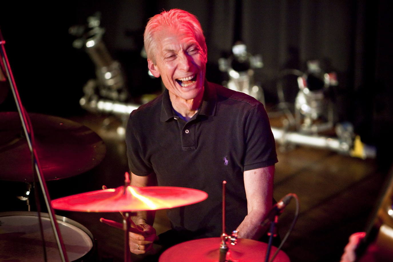 Charlie Watts, batería de 'The Rollings Stones', ha fallecido a los 80 años en un hospital de Londres. Músico brillante y contrapunto de los turbulentos vaivenes personales de sus compañeros. Su carácter tranquilo y su talento con las baquetas fueron clave para lograr la estabilidad de la banda, hoy consolidada como una de las más grandes de la historia del rock. En esta fotografía, un Charlie Watts divertido durante un concierto en 2010.