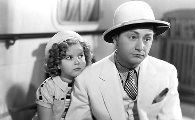 Imagen principal - Shirley Temple junto a Robert Young en 'Stowaway' (1936), recogiendo un premio del Sindicato de Actores en 2006 y en una imagen promocional de 1935.