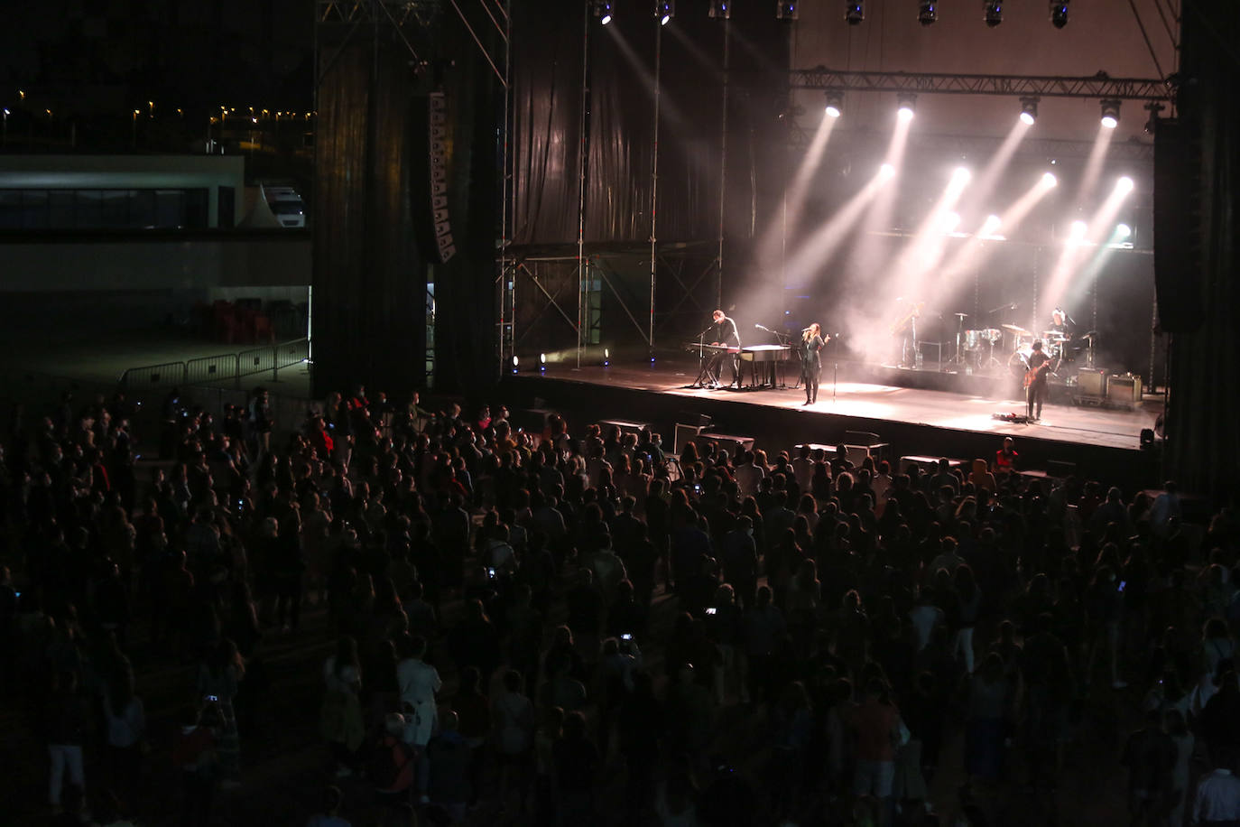 Música de ayer y de hoy en la plaza del Centro Niemeyer de Avilés. La Oreja de Van Gogh ha hecho un viaje en el tiempo a través de sus canciones, algunas de ellas con más de veinte años. El grupo también ha sabido coquistar a su público con los temas más nuevos. 