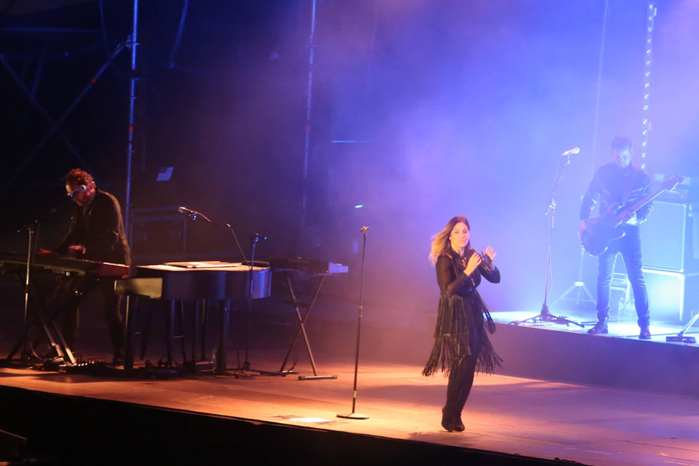 Música de ayer y de hoy en la plaza del Centro Niemeyer de Avilés. La Oreja de Van Gogh ha hecho un viaje en el tiempo a través de sus canciones, algunas de ellas con más de veinte años. El grupo también ha sabido coquistar a su público con los temas más nuevos. 