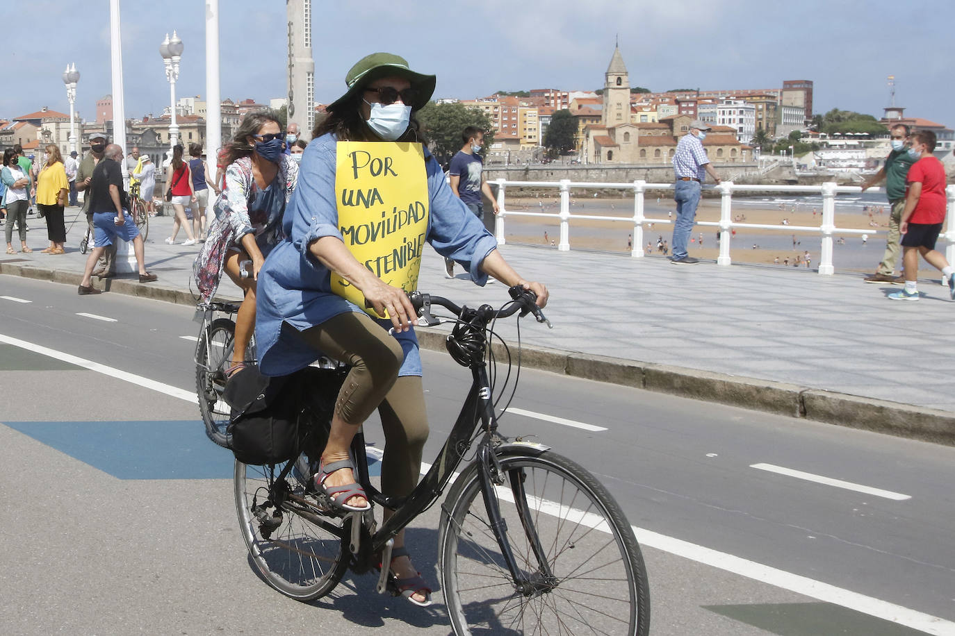 Decenas de personas se han concentrado frente al paseo marítimo de Gijón en una bicicletada contra el cambio climático. Bajo el lema 'peatonalización y movilidad sostenible para enfriar el planeta' los integrantes de la plataforma ecologista 'Asturies pol Clima' han querido concienciar a la ciudadanía de la alarmante situación climática que atraviesa nuestra sociedad. Tras una comprometida intervención en la Escalerona a favor de la bicicleta como transporte sostenible se ha realizado una marcha ciclista desde el Náutico hasta El Rinconín.