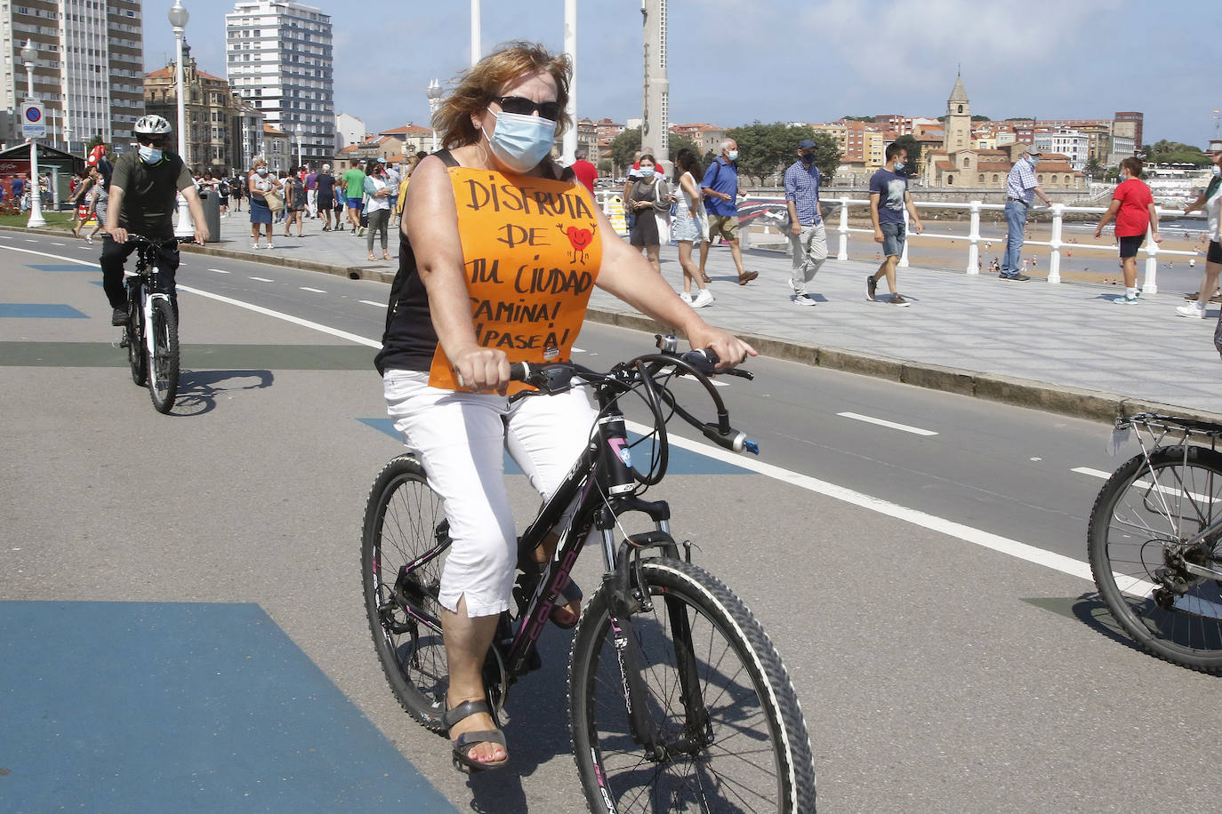 Decenas de personas se han concentrado frente al paseo marítimo de Gijón en una bicicletada contra el cambio climático. Bajo el lema 'peatonalización y movilidad sostenible para enfriar el planeta' los integrantes de la plataforma ecologista 'Asturies pol Clima' han querido concienciar a la ciudadanía de la alarmante situación climática que atraviesa nuestra sociedad. Tras una comprometida intervención en la Escalerona a favor de la bicicleta como transporte sostenible se ha realizado una marcha ciclista desde el Náutico hasta El Rinconín.