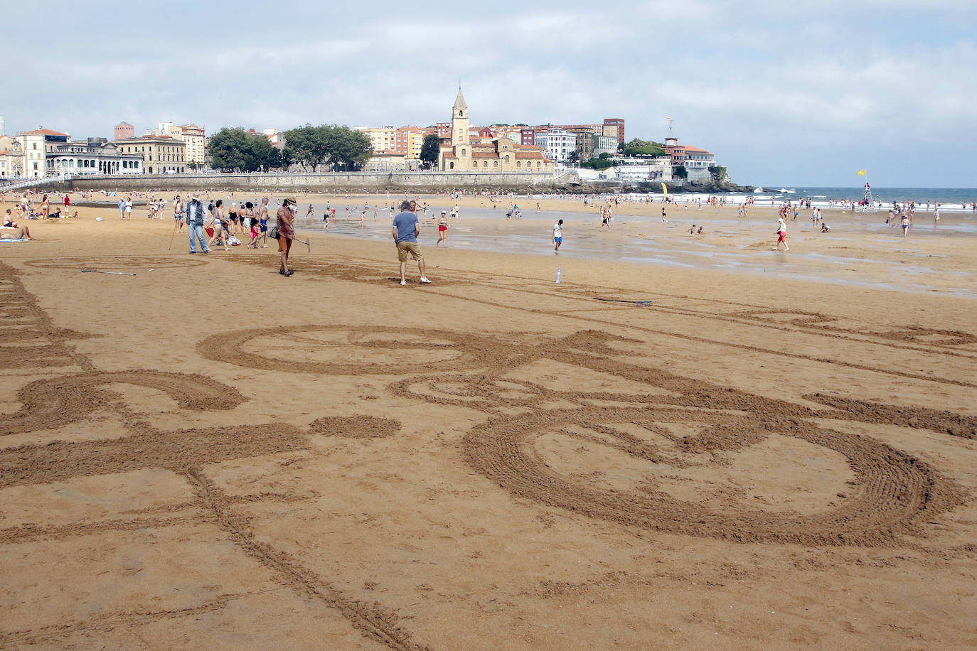 Decenas de personas se han concentrado frente al paseo marítimo de Gijón en una bicicletada contra el cambio climático. Bajo el lema 'peatonalización y movilidad sostenible para enfriar el planeta' los integrantes de la plataforma ecologista 'Asturies pol Clima' han querido concienciar a la ciudadanía de la alarmante situación climática que atraviesa nuestra sociedad. Tras una comprometida intervención en la Escalerona a favor de la bicicleta como transporte sostenible se ha realizado una marcha ciclista desde el Náutico hasta El Rinconín.