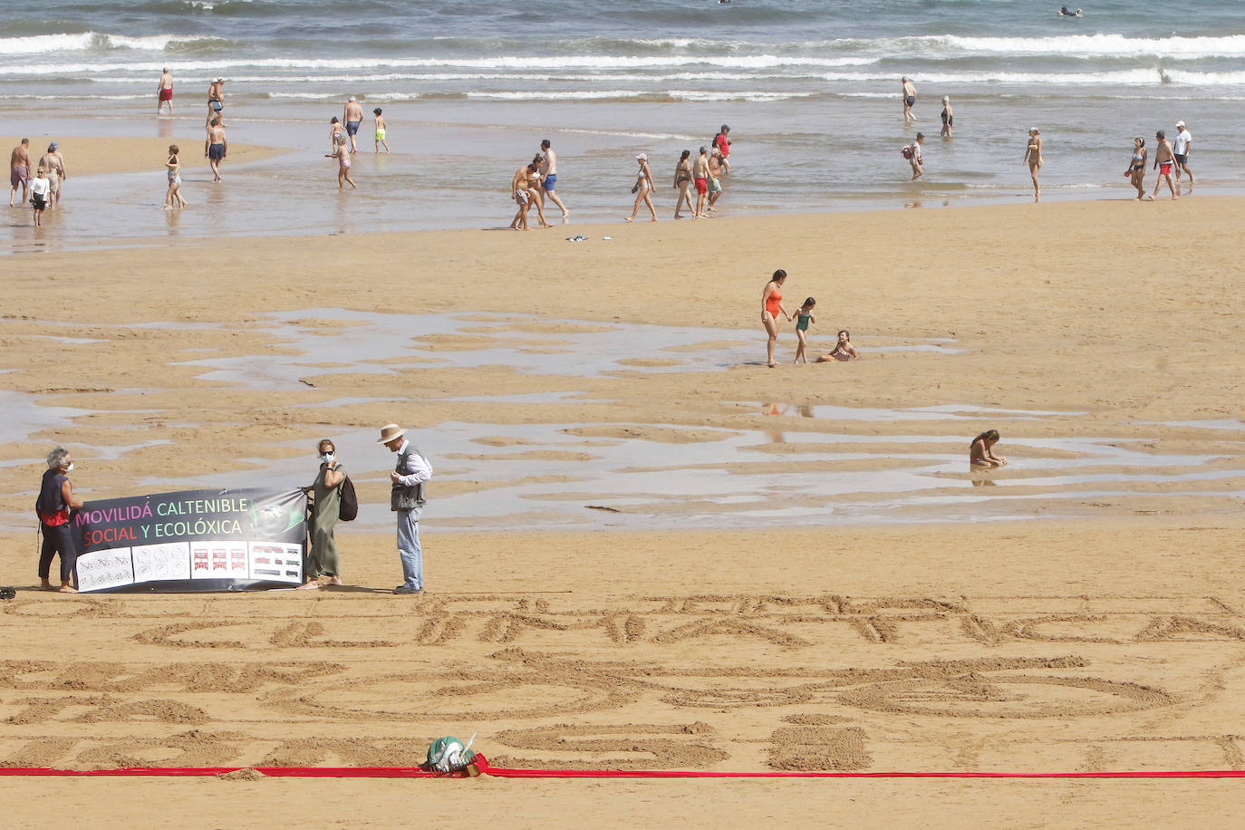 Decenas de personas se han concentrado frente al paseo marítimo de Gijón en una bicicletada contra el cambio climático. Bajo el lema 'peatonalización y movilidad sostenible para enfriar el planeta' los integrantes de la plataforma ecologista 'Asturies pol Clima' han querido concienciar a la ciudadanía de la alarmante situación climática que atraviesa nuestra sociedad. Tras una comprometida intervención en la Escalerona a favor de la bicicleta como transporte sostenible se ha realizado una marcha ciclista desde el Náutico hasta El Rinconín.