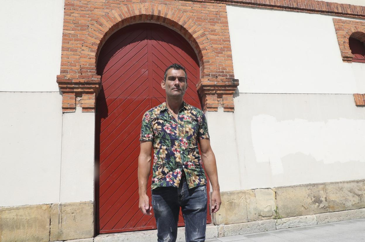 Gustavo Alonso Suco, frente a una de las puertas de la plaza de toros.