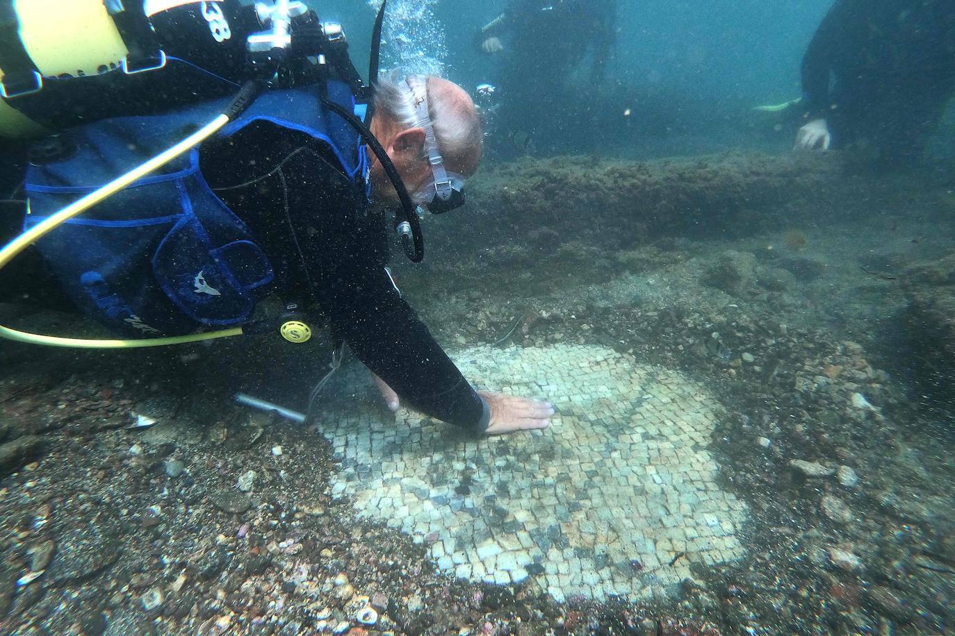 La antigua ciudad romana sumergida de Baiae, parte del complejo del Parque Arqueológico Campi Flegrei en Pozzuoli, cerca de Nápoles donde los buceadores pueden explorar las ruinas.
