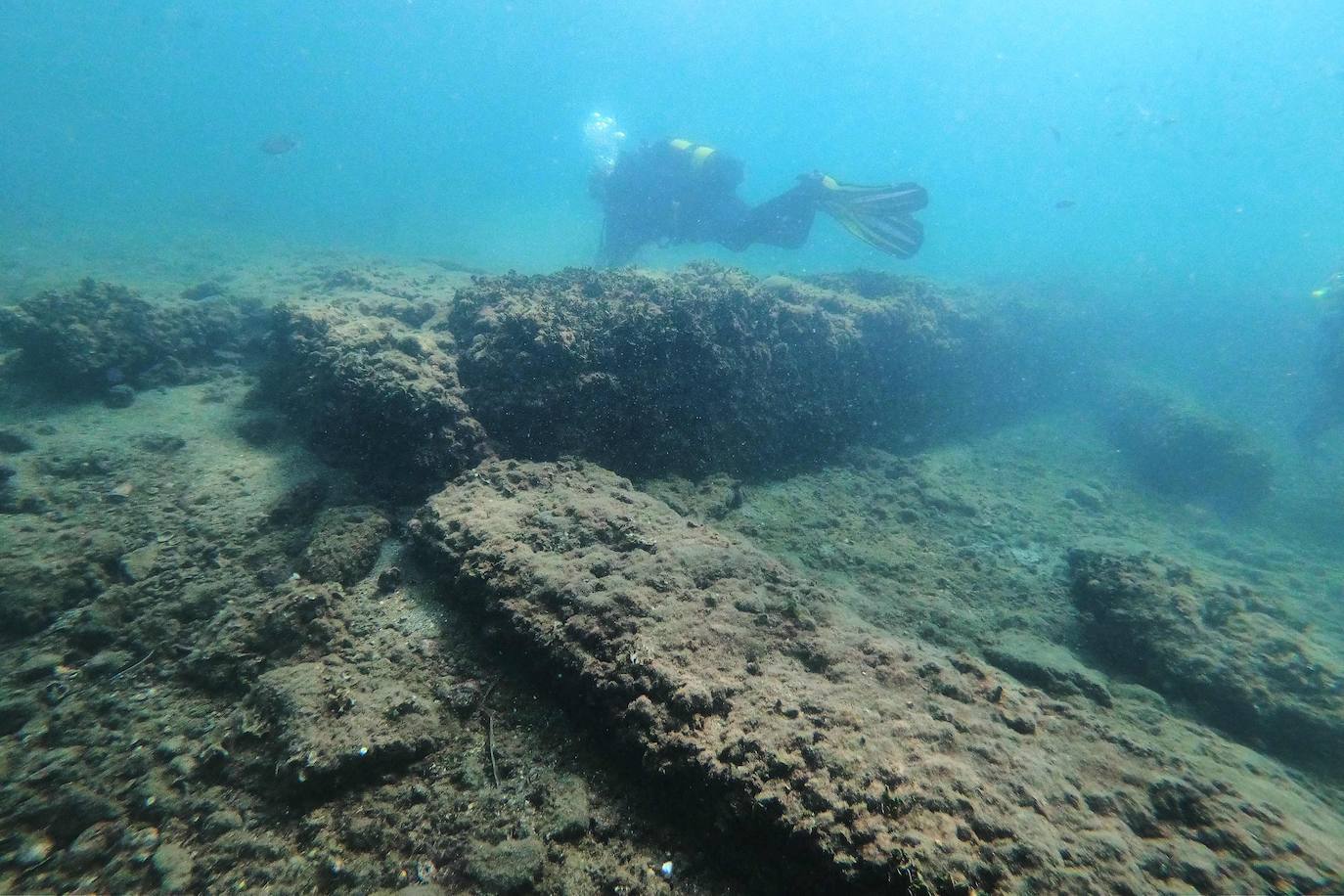 La antigua ciudad romana sumergida de Baiae, parte del complejo del Parque Arqueológico Campi Flegrei en Pozzuoli, cerca de Nápoles donde los buceadores pueden explorar las ruinas.