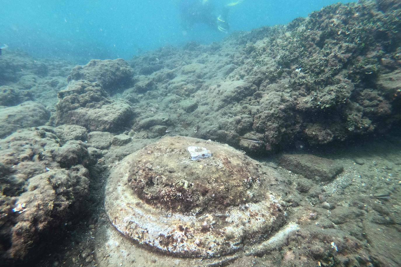 La antigua ciudad romana sumergida de Baiae, parte del complejo del Parque Arqueológico Campi Flegrei en Pozzuoli, cerca de Nápoles donde los buceadores pueden explorar las ruinas.