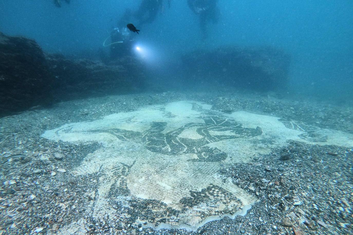 La antigua ciudad romana sumergida de Baiae, parte del complejo del Parque Arqueológico Campi Flegrei en Pozzuoli, cerca de Nápoles donde los buceadores pueden explorar las ruinas.