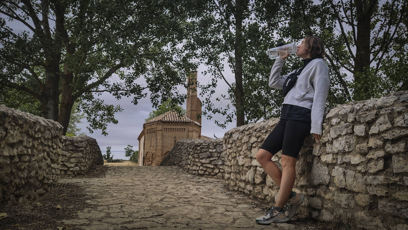 Estamos a las puertas de Sahagún y se avecina tormenta, ¿no es fantástico? Ermita de la Virgen del Puente. 