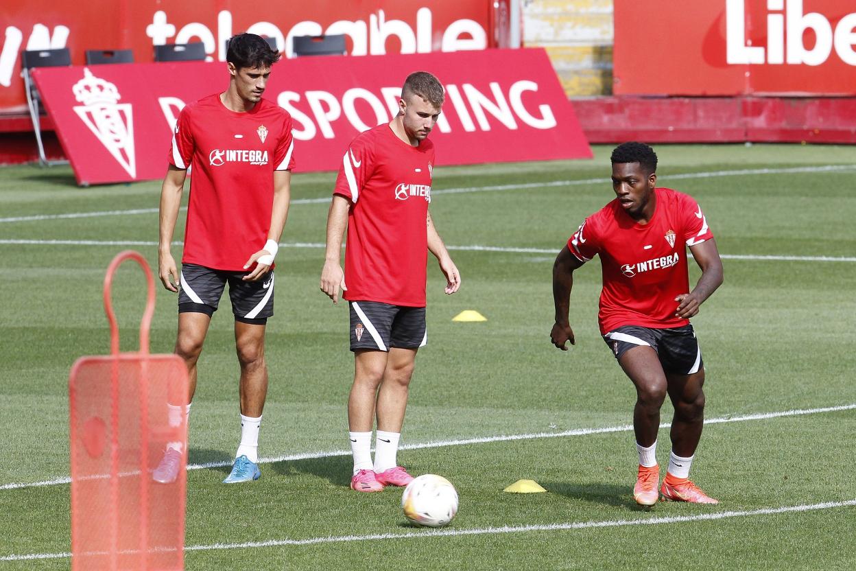 El 'Puma' realiza un ejercicio con balón en presencia del canterano César. 