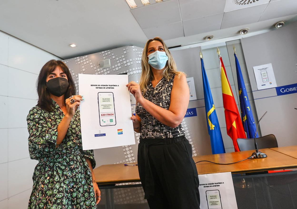 Clara Sierra y Rita Camblor ayer, tras presentar el teléfono contra la la violencia al colectivo LGTBi. 