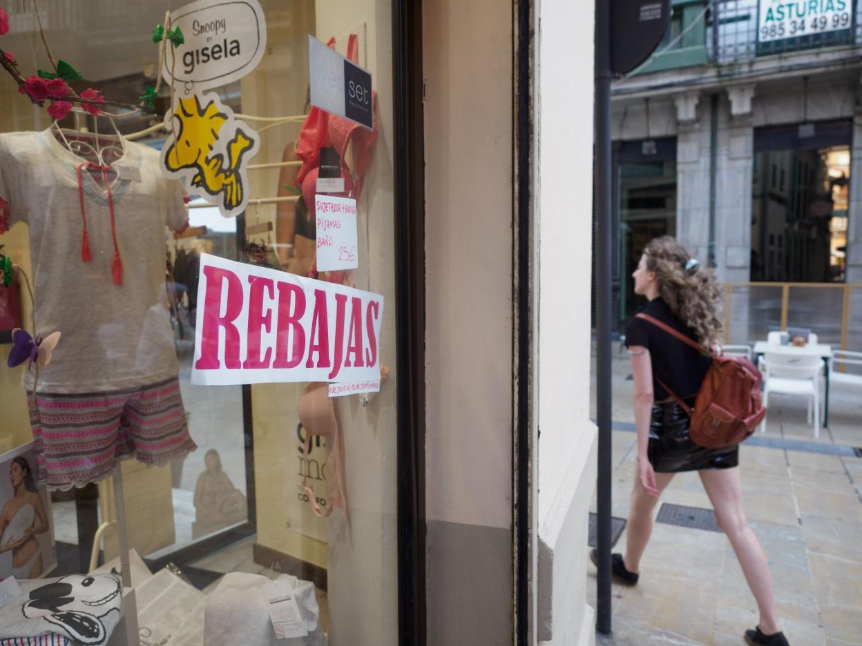 Últimos días de las rebajas en los establecimientos de la comarca. 