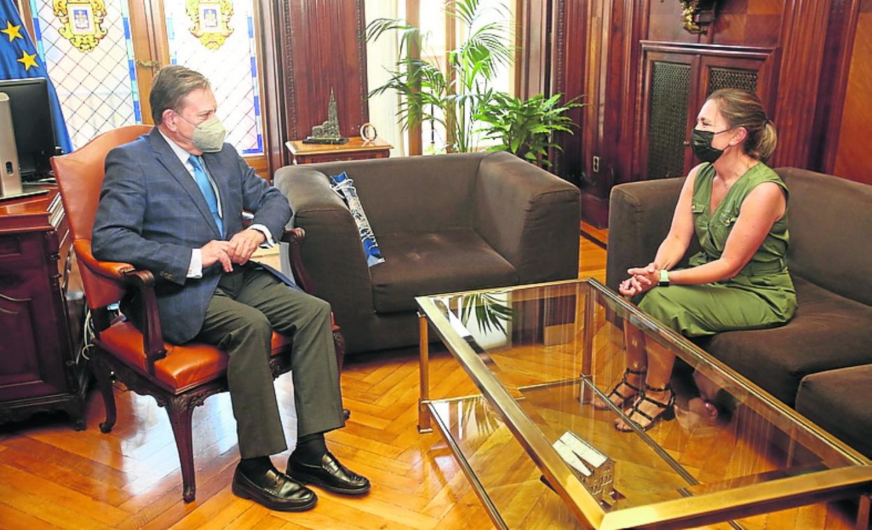 Alfredo Canteli y María Calvo, en el despacho del alcalde. 