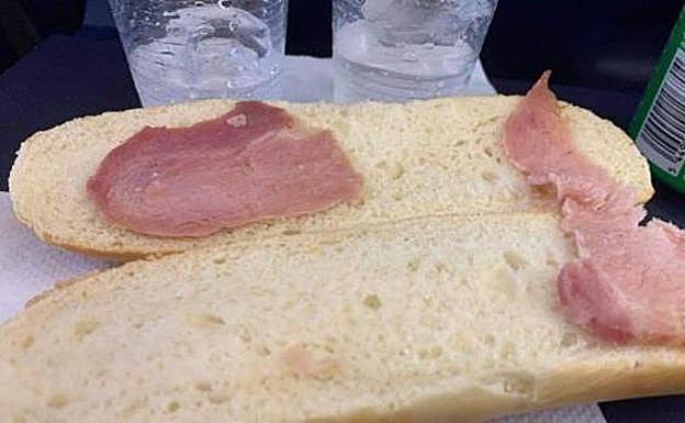 Una pasajera de Ryanair paga más de 5 euros por el bocadillo «más triste del mundo»