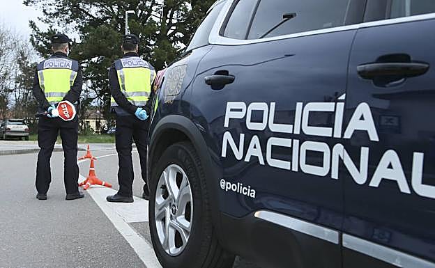 Agentes de la Policía Nacional en un control de carretera.