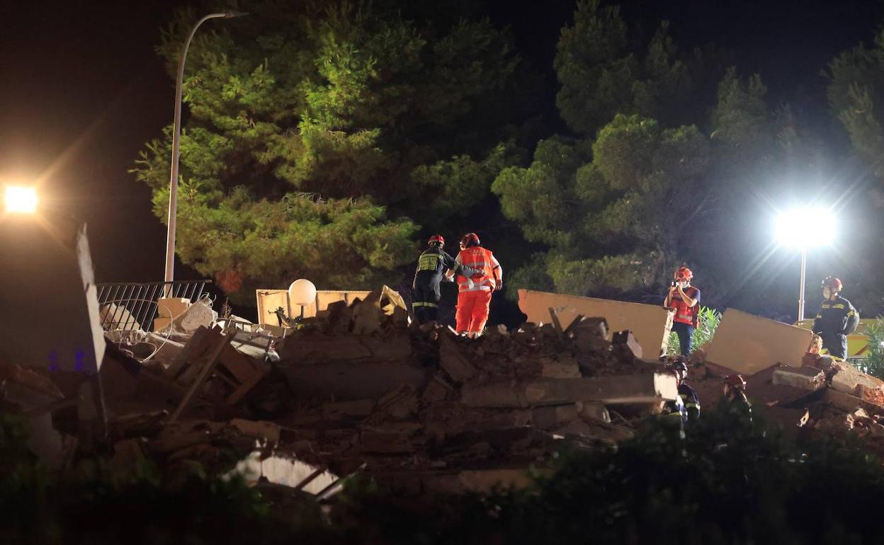 Efectivos de rescate sobre los escombros del edificio derrumbado en Peñíscola.