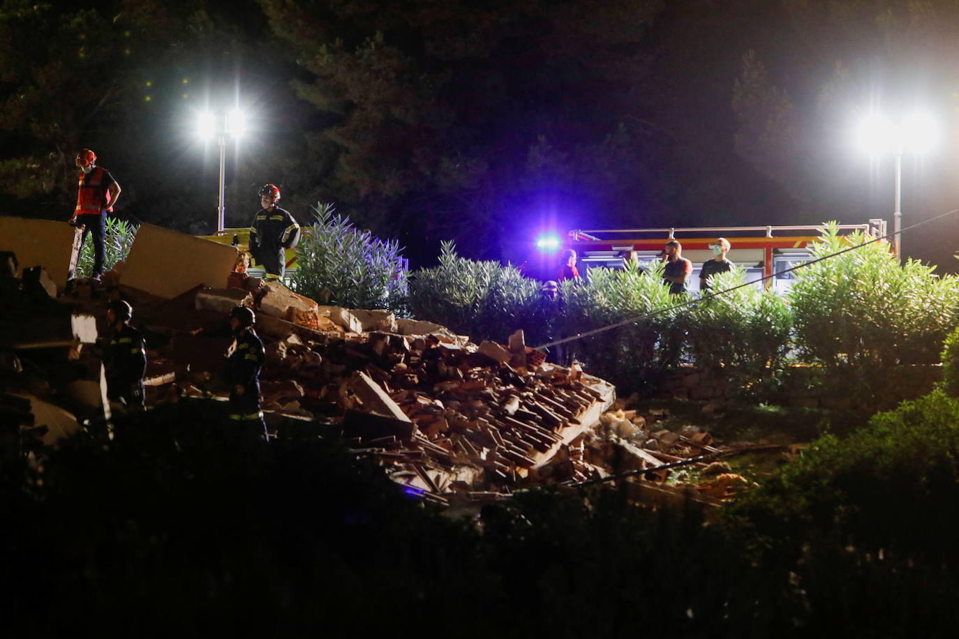 Sin descanso. Los efectivos de rescate han mantenido durante toda la noche la búsqueda de las tres personas atrapadas por el derrumbe de un edificio en Peñíscola. Una de ellas ha sido localizada con vida.