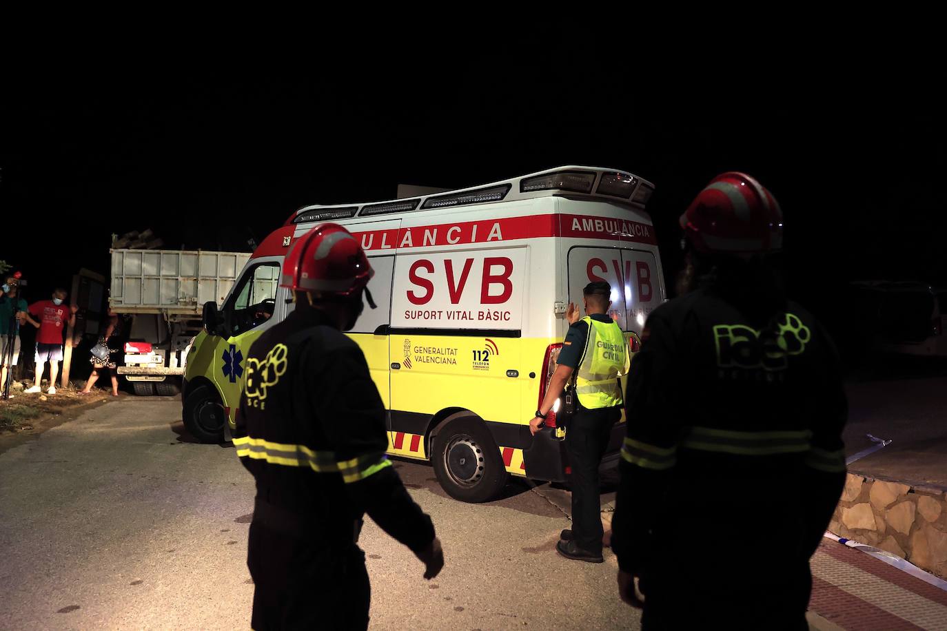 Sin descanso. Los efectivos de rescate han mantenido durante toda la noche la búsqueda de las tres personas atrapadas por el derrumbe de un edificio en Peñíscola. Una de ellas ha sido localizada con vida.