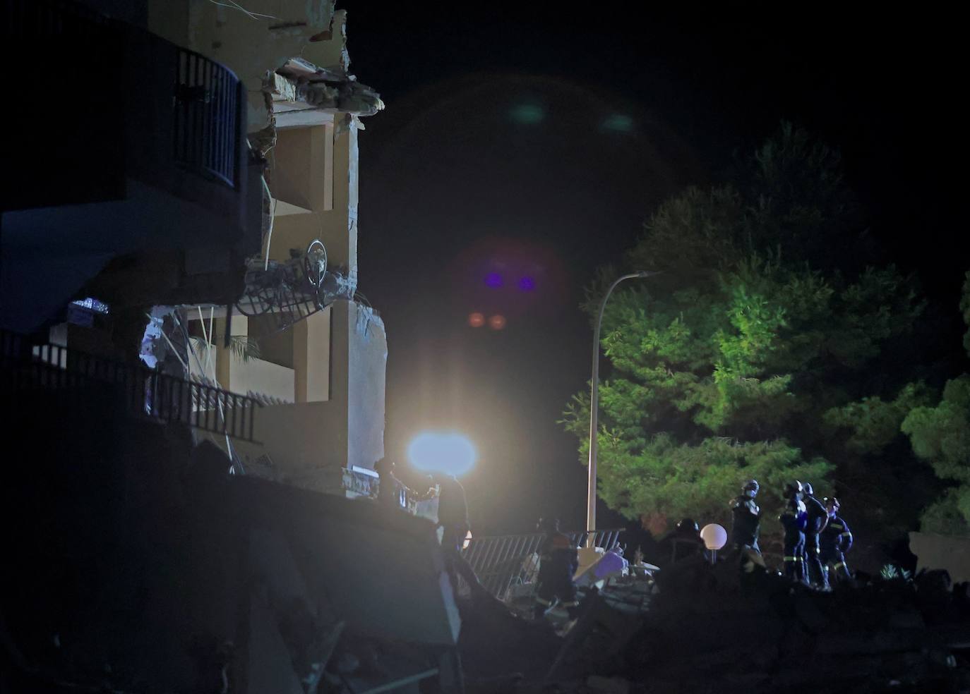 Sin descanso. Los efectivos de rescate han mantenido durante toda la noche la búsqueda de las tres personas atrapadas por el derrumbe de un edificio en Peñíscola. Una de ellas ha sido localizada con vida.