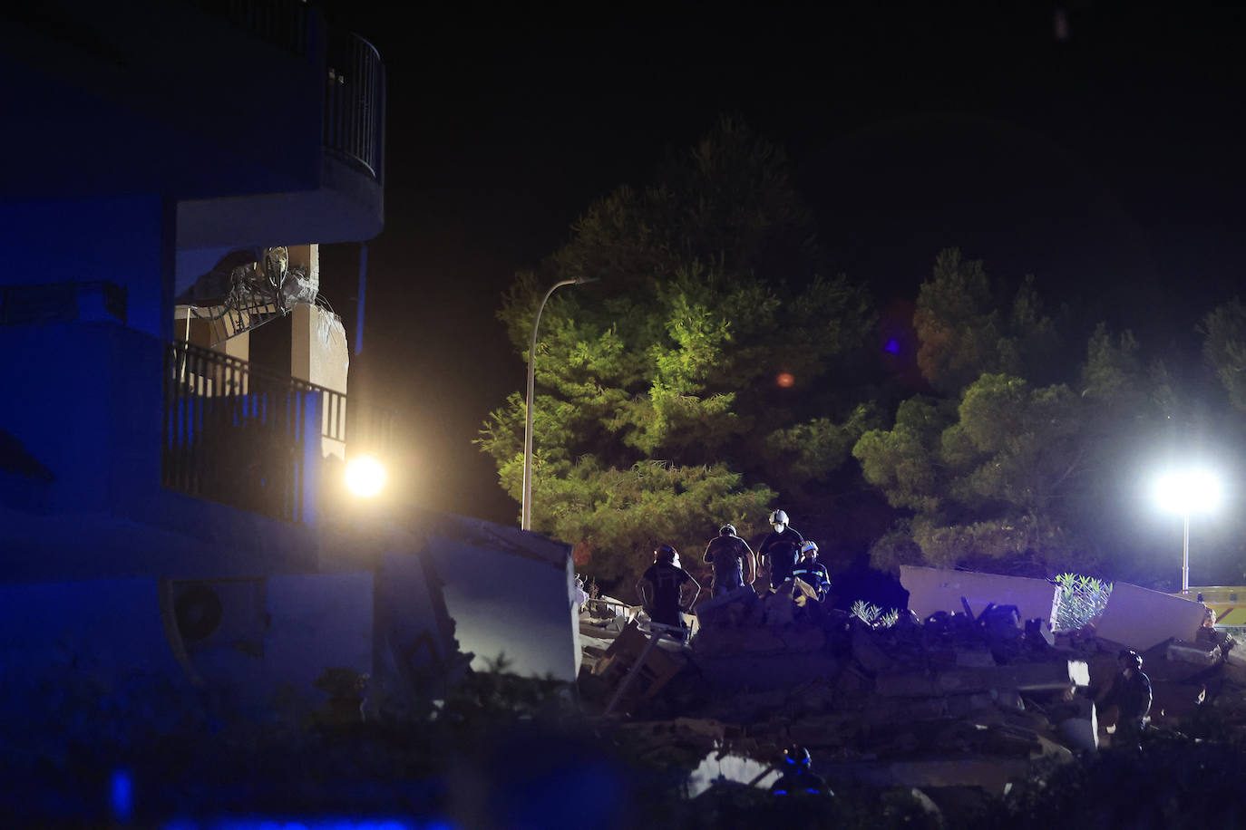 Sin descanso. Los efectivos de rescate han mantenido durante toda la noche la búsqueda de las tres personas atrapadas por el derrumbe de un edificio en Peñíscola. Una de ellas ha sido localizada con vida.