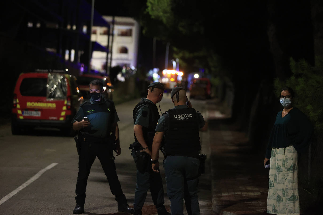 Sin descanso. Los efectivos de rescate han mantenido durante toda la noche la búsqueda de las tres personas atrapadas por el derrumbe de un edificio en Peñíscola. Una de ellas ha sido localizada con vida.