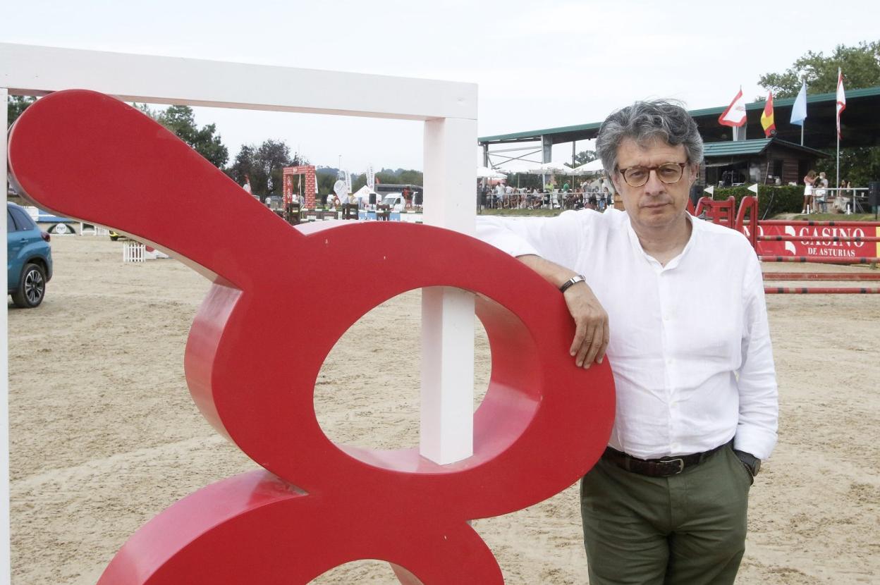 Roberto Fernández, delante de uno de los obstáculos del Chas. 