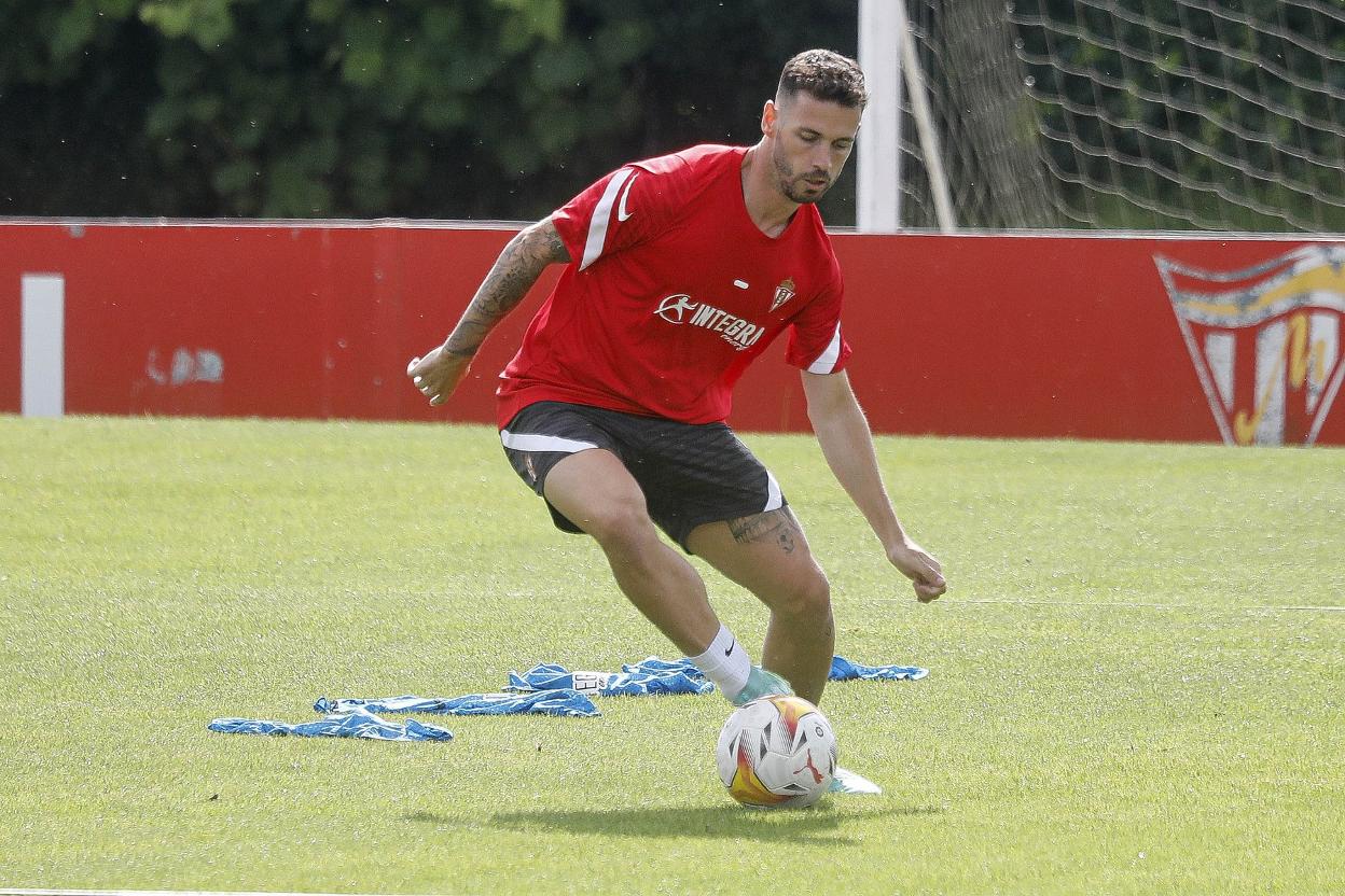 Álvaro Vázquez, en un entrenamiento reciente en Mareo. 