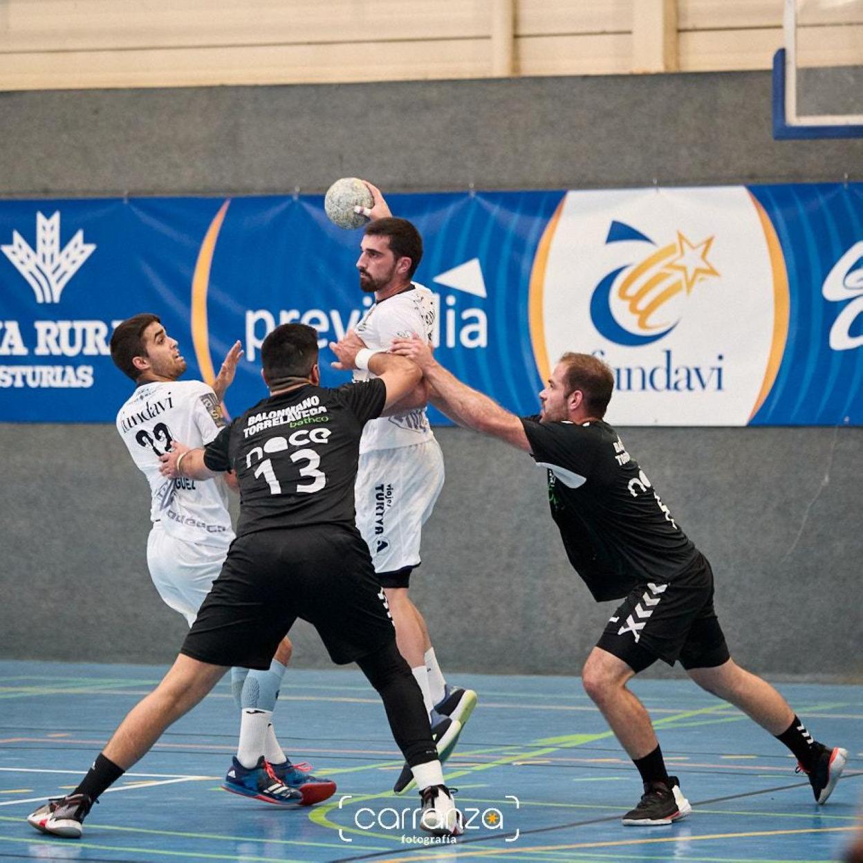 Javi Ardisana busca un pase entre dos jugadores del Bathco Torrelavega, el miércoles en el Trofeo San Agustín. 