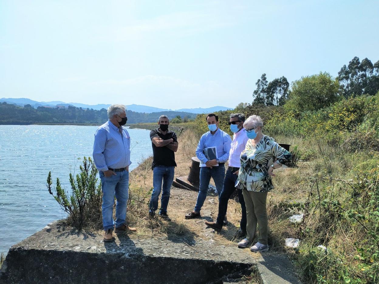 El consejero de Medio Rural, el director general de Planificación Rural y la alcaldesa en La Junquera.