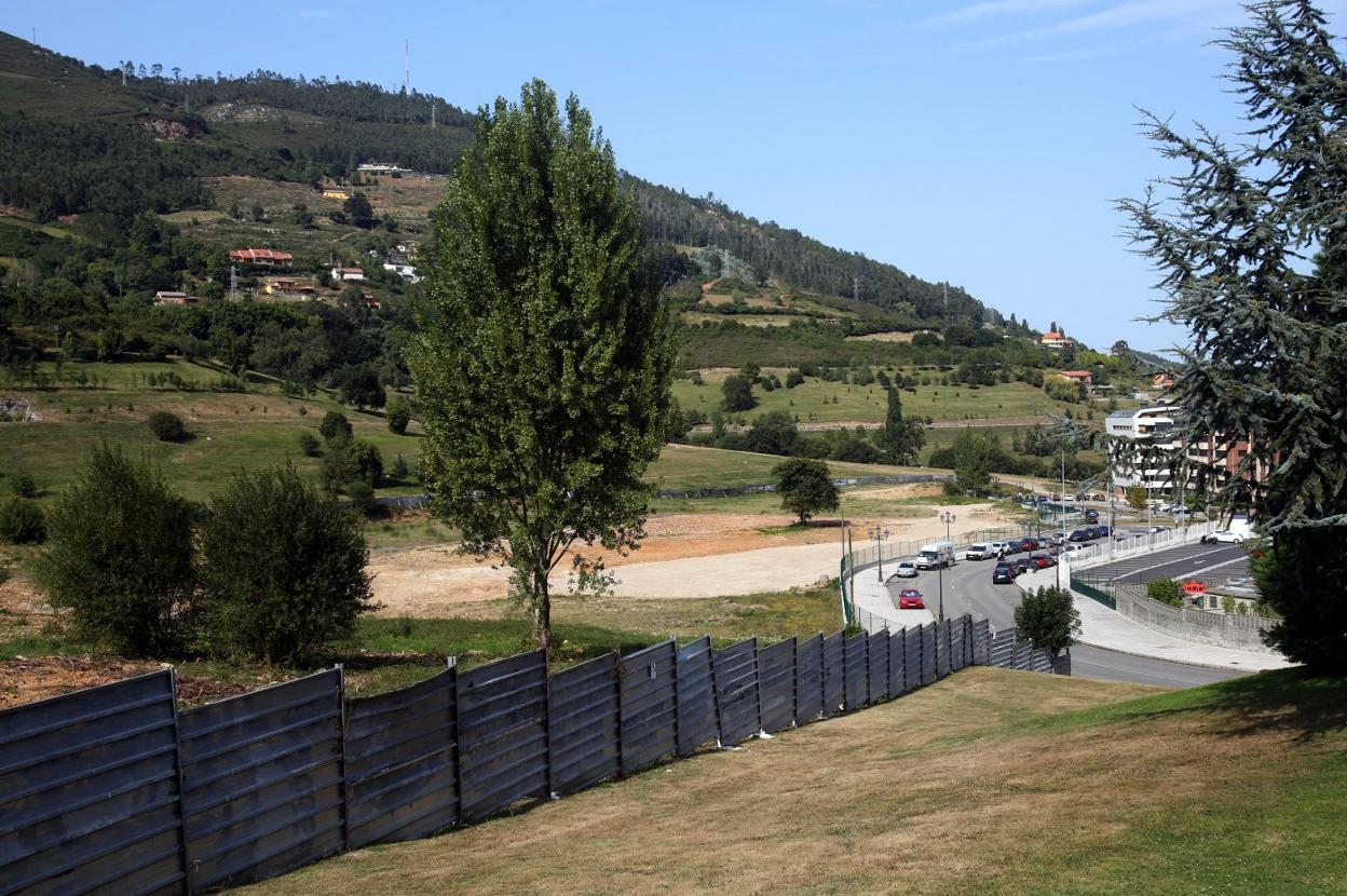 El solar en la falda del Naranco donde se construirán las pistas de atletismo. 