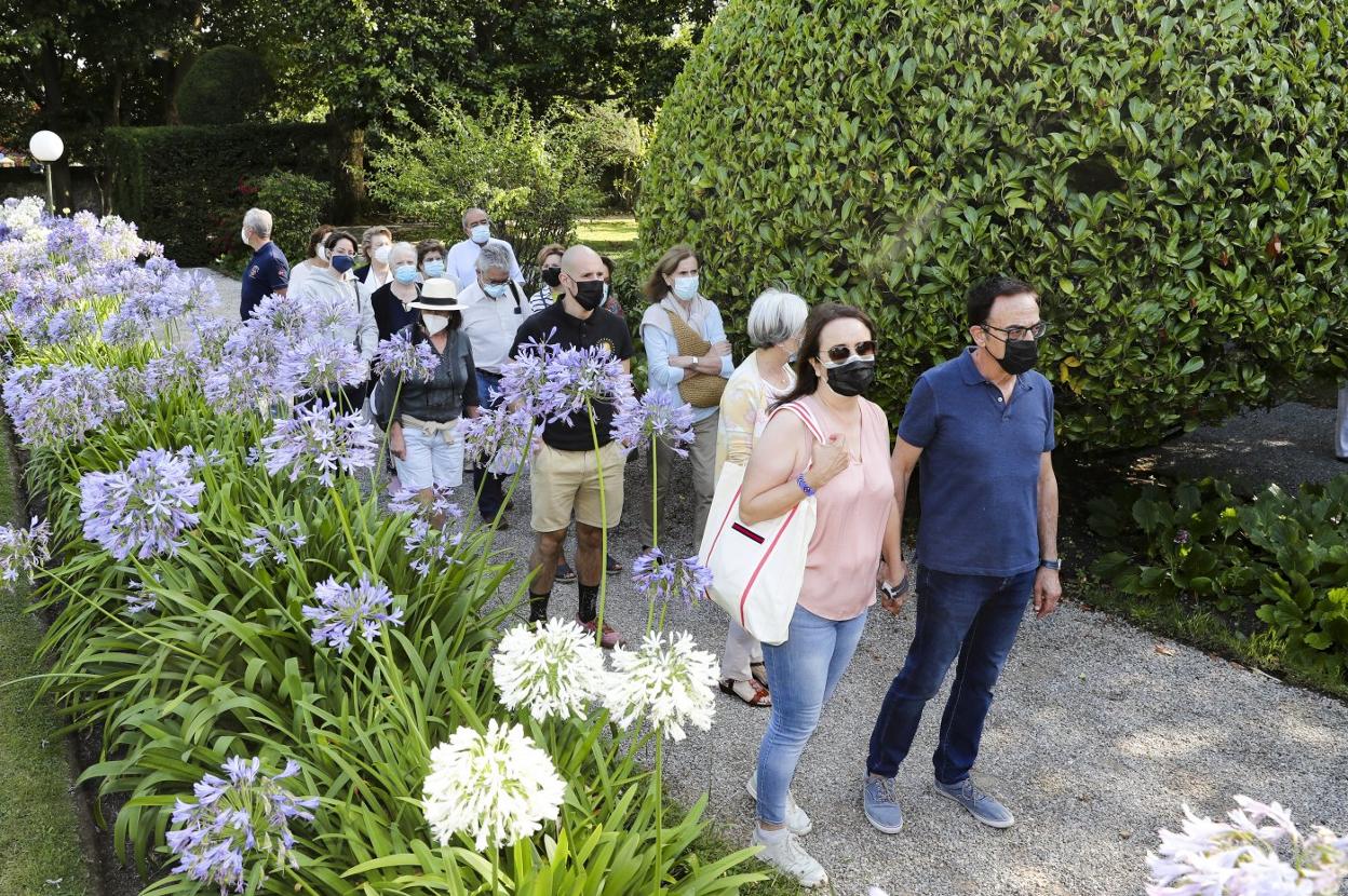 Visitantes en los jardines del Museo Evaristo Valle. 