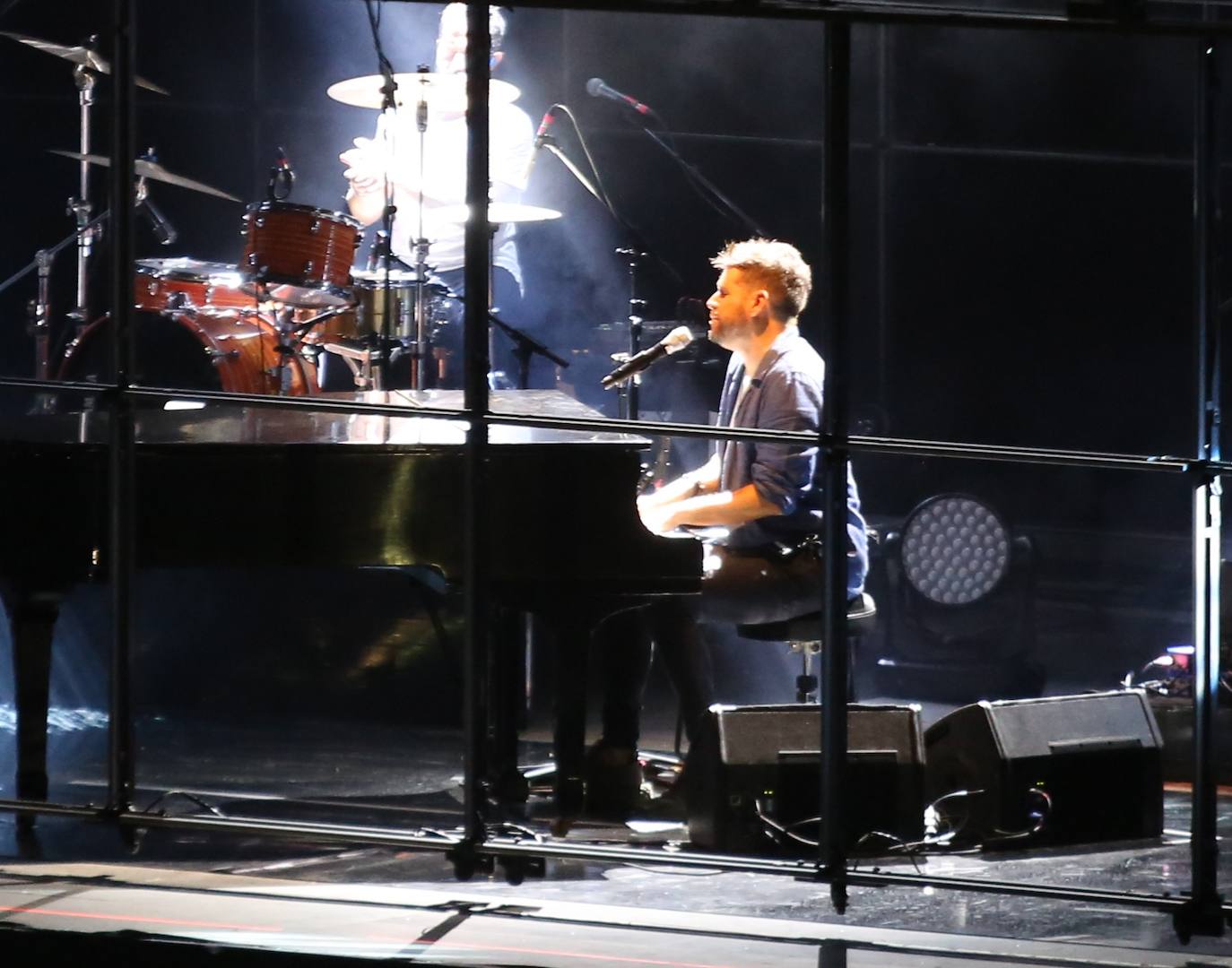 El cantautor malagueño Pablo López desplegó su talento para la canción romántica ante un público entregado en Avilés a los acordes de su gira Mayday & Stay Tour.
