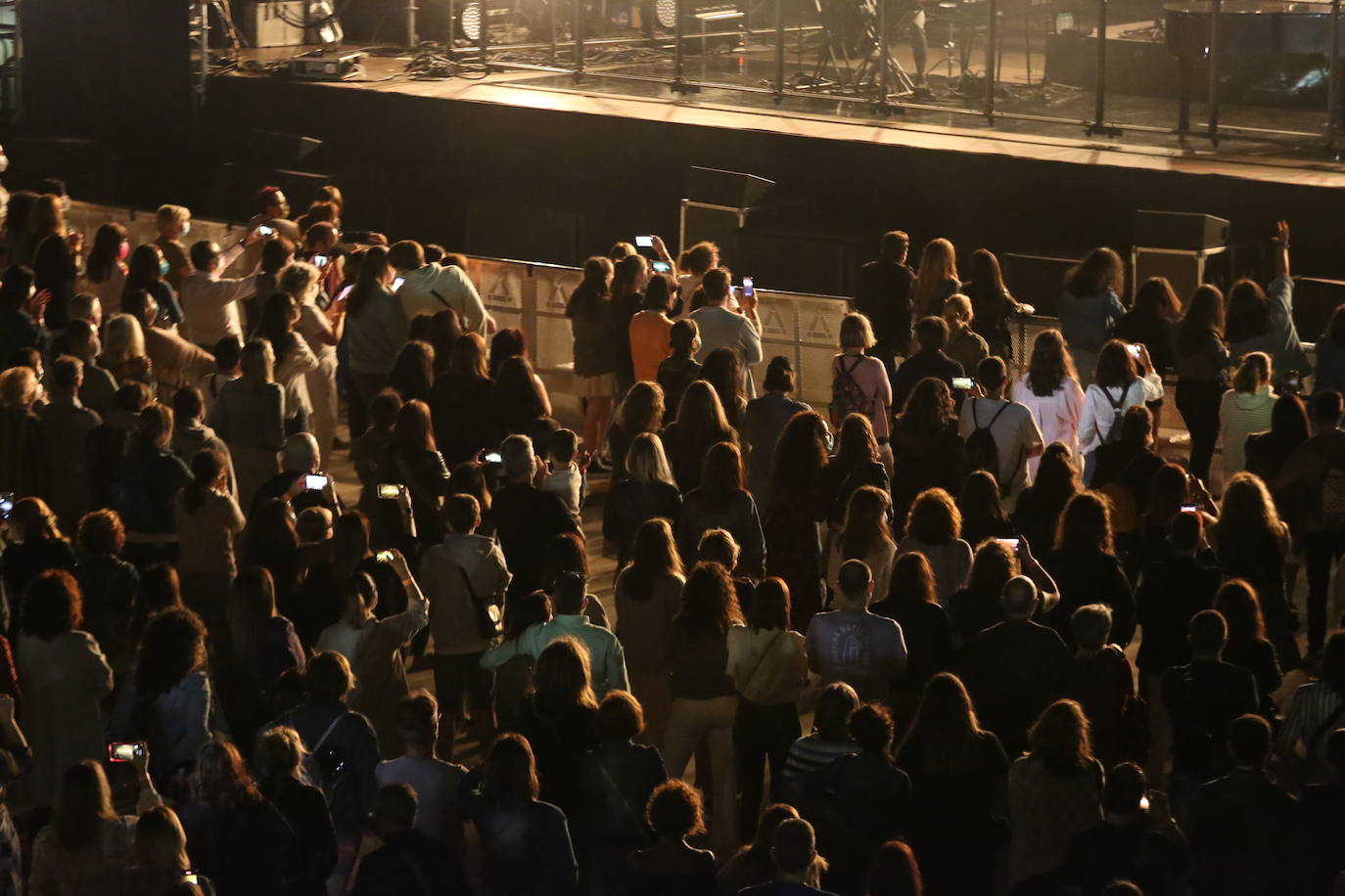 El cantautor malagueño Pablo López desplegó su talento para la canción romántica ante un público entregado en Avilés a los acordes de su gira Mayday & Stay Tour.