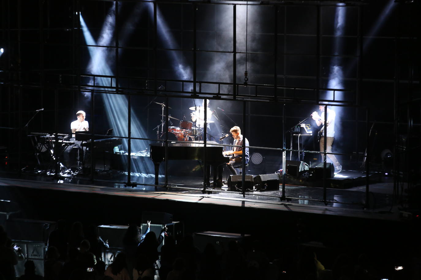 El cantautor malagueño Pablo López desplegó su talento para la canción romántica ante un público entregado en Avilés a los acordes de su gira Mayday & Stay Tour.