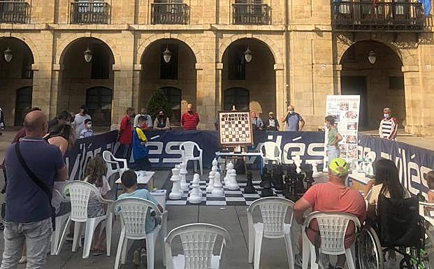 Escenario del torneo en la Plaza de España avilesina. 