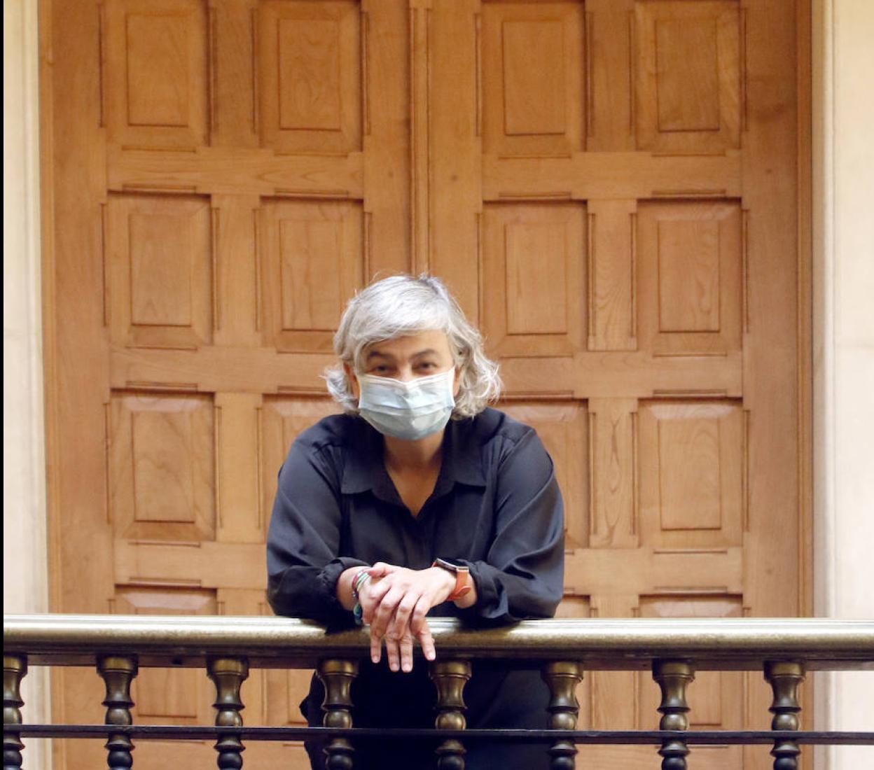 La alcaldesa, frente al acceso al salón de recepciones de la Casa Consistorial