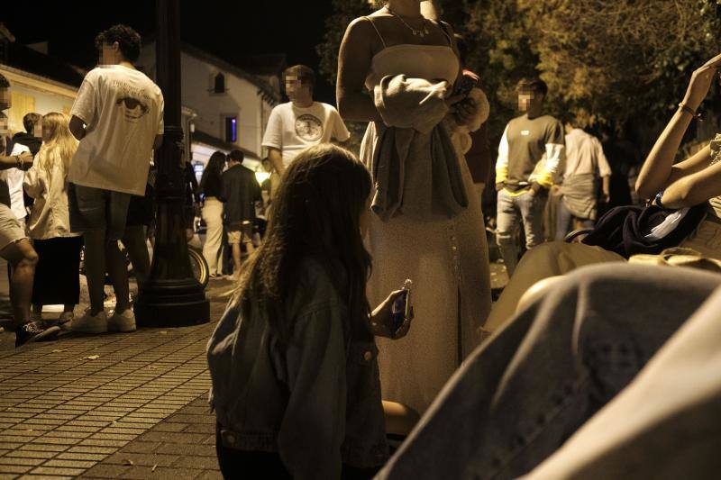 Desde el mes de junio los propietarios de locales de ocio de Somió lidian con cientos de jóvenes que hacen botellón en las inmediaciones de sus negocios