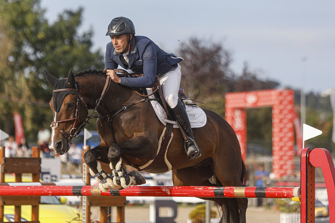 El circuito hípico gijonés regresó por segundo año consecutivo con varios concursos hípicos este verano como alternativa al concurso de saltos internacional de Las Mestas