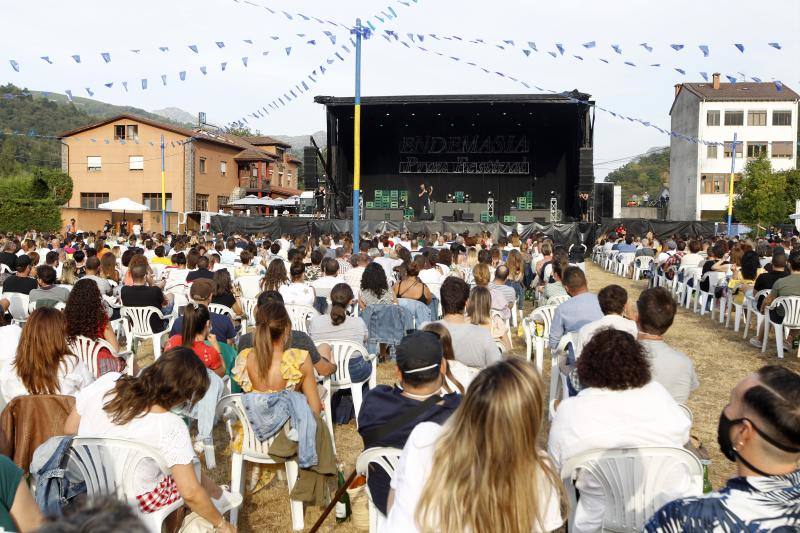 El cómico asturiano organiza su nuevo espectáculo 'En demasía Prau Festival'. El resultado es lo más parecido a una fiesta de prao que se ha celebrado en mucho tiempo. Sus asistentes escanciaron sidra y no pararon de reír con Joaquín Pajarón.