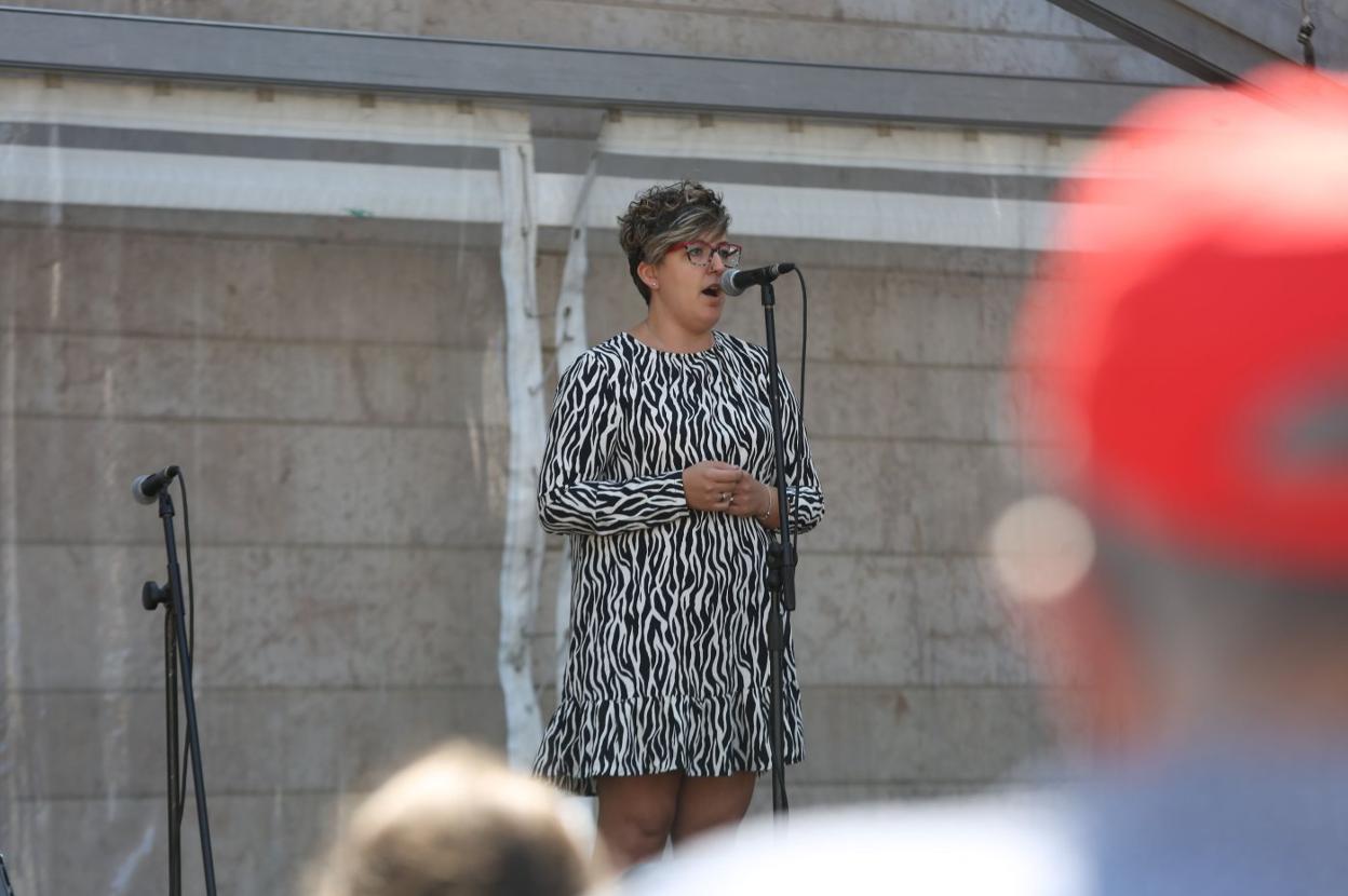 Tonada, gaita y humor se sucedieron en el escenario. 