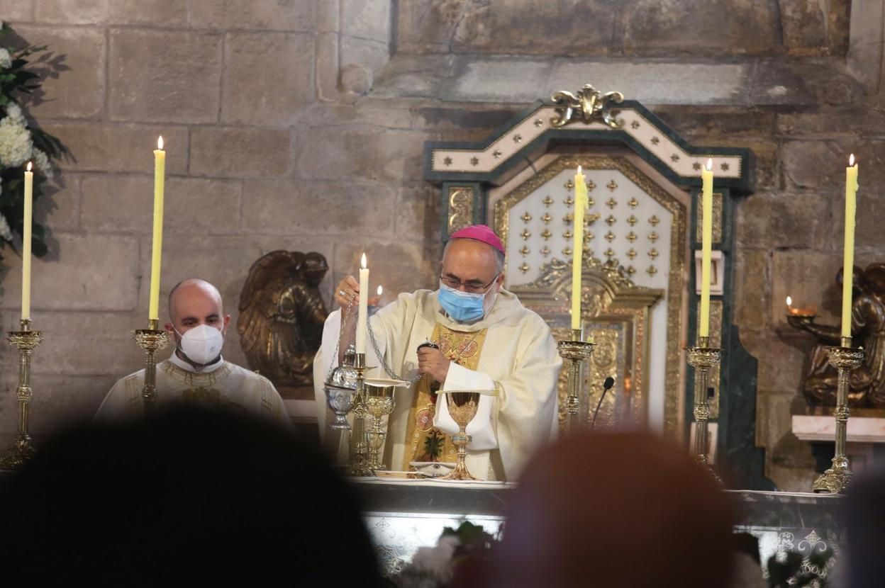 El arzobispo Jesús Sanz Montes ofició ayer la misa de San Agustín en San Nicolás . 