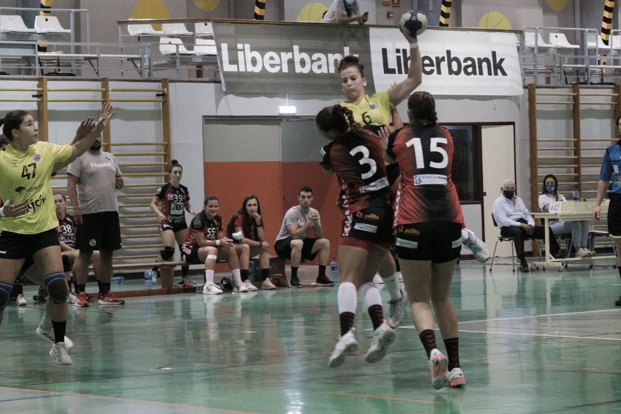 La local Lorena trata de superar a Paula y a Berasategui en el partido de ayer en el Pabellón de La Arena. 