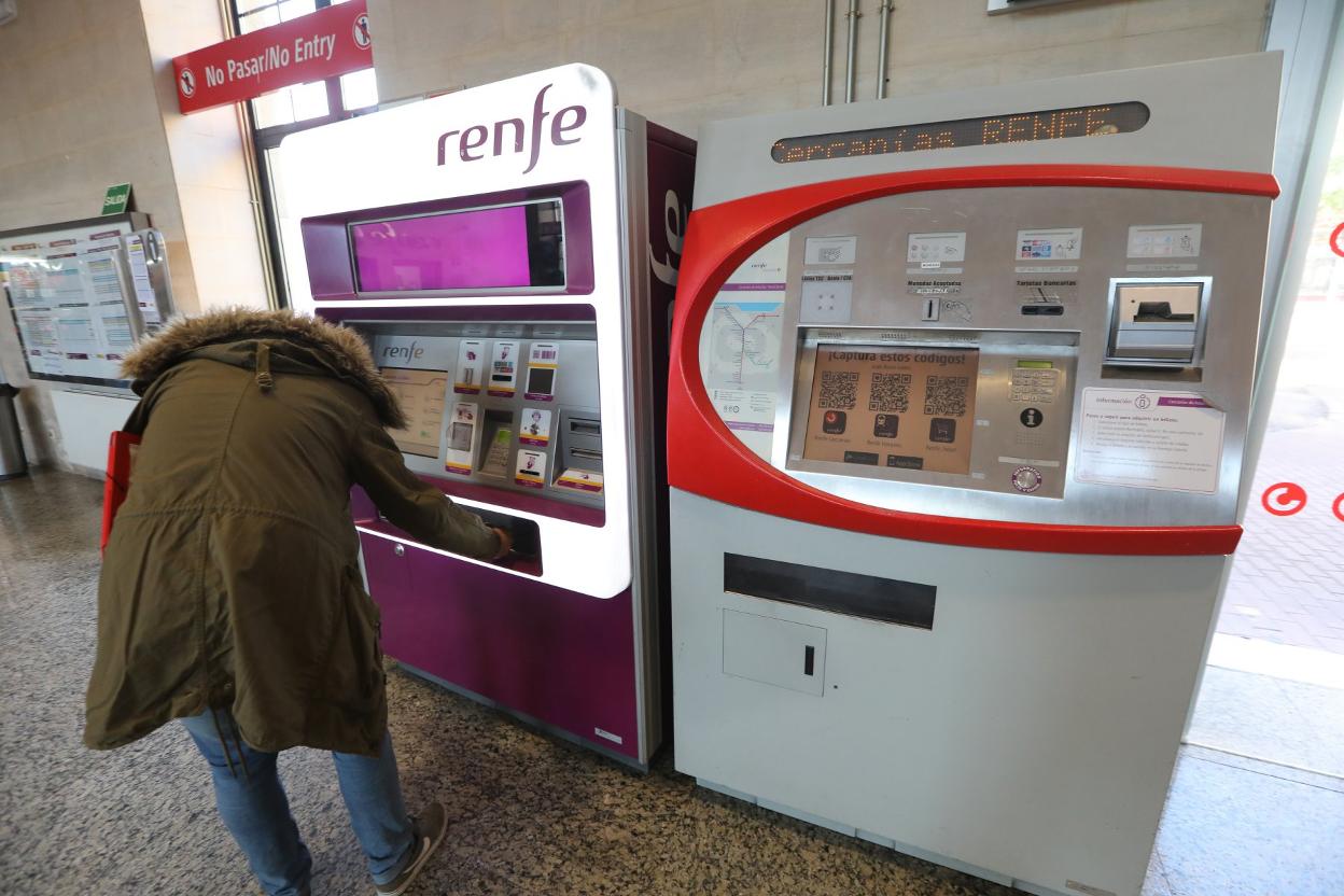 Un viajero saca un billete en una de las máquinas expendedoras de Renfe en la estación de Avilés. 