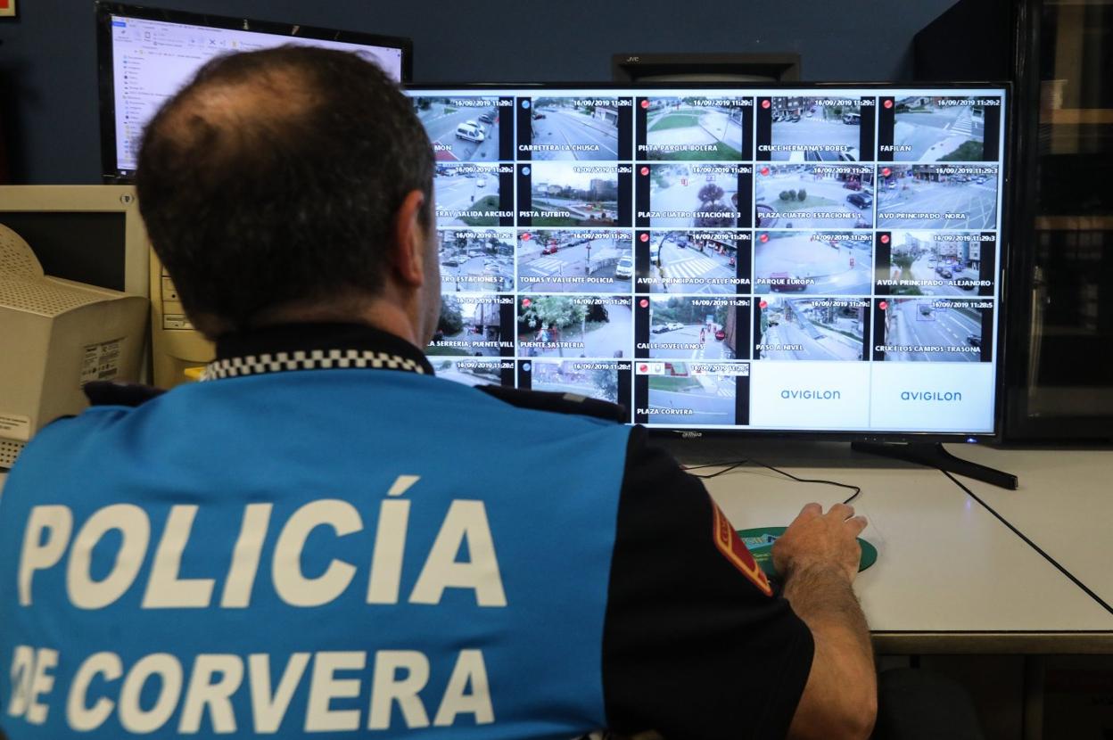 Un agente de la Policía Local de Corvera controla las imágenes que recibe de las cámaras ya instaladas. 