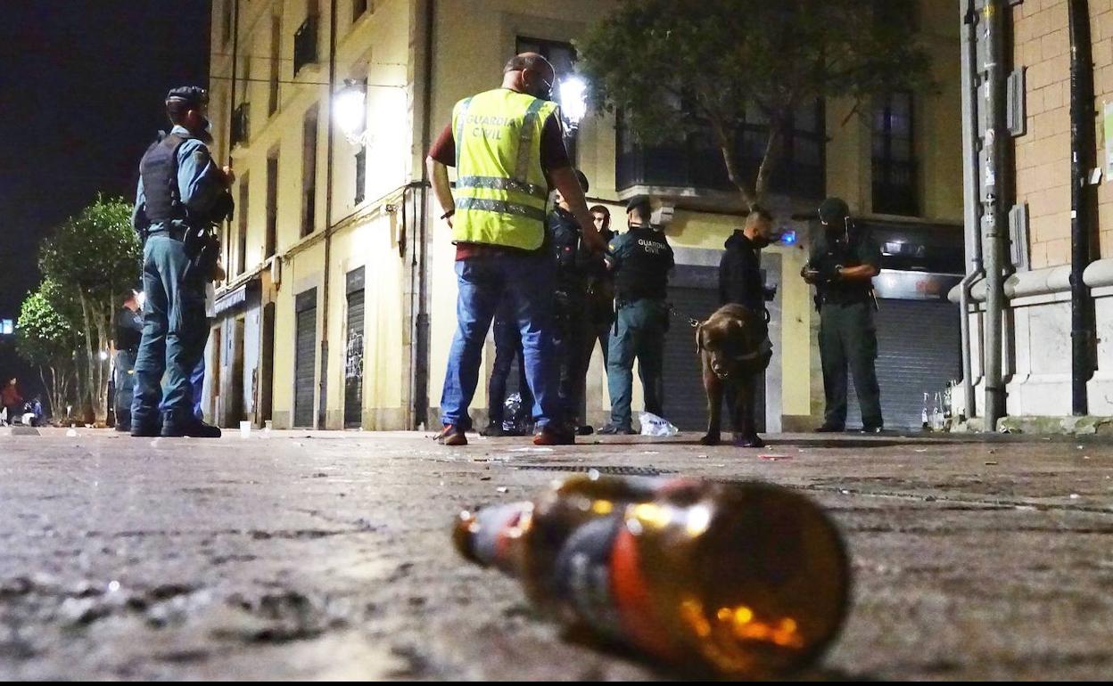 Agentes de la Guardia Civil durante un operativo contra los botellones desarrollado en el Oriente de Asturias.