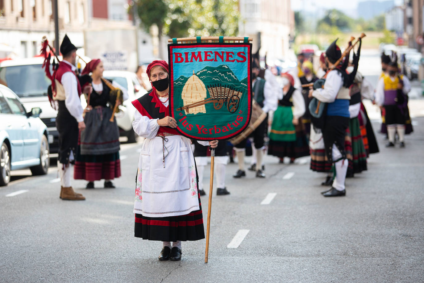 Desfile a cargo de la agrupación folcrórica La Sidrina para celebrar Santa Isabel.