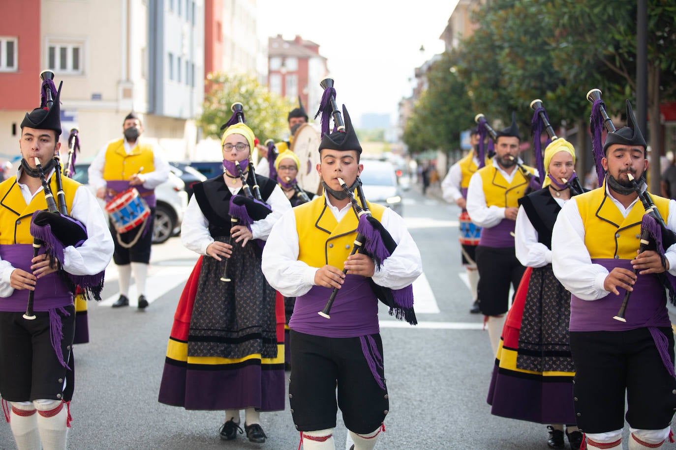 Desfile a cargo de la agrupación folcrórica La Sidrina para celebrar Santa Isabel.