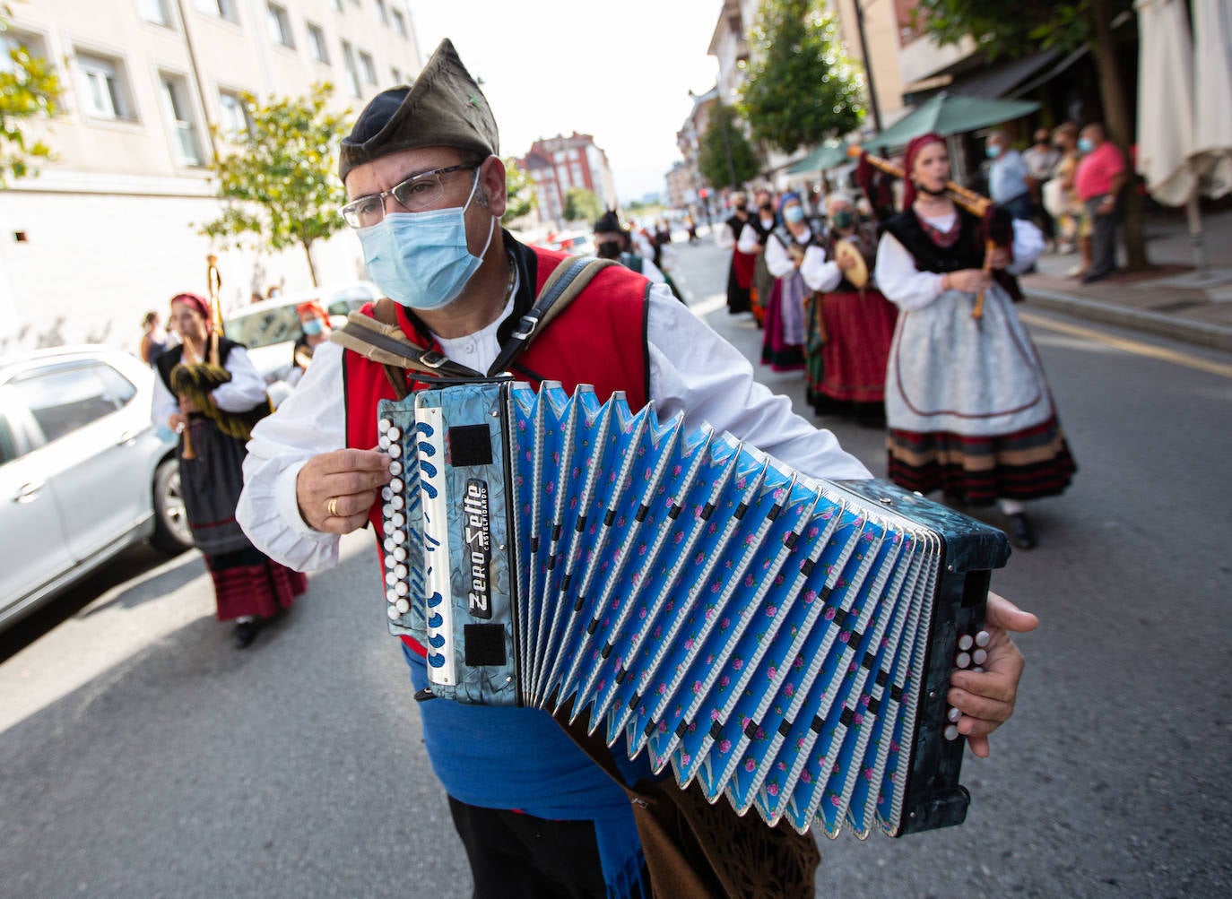 Desfile a cargo de la agrupación folcrórica La Sidrina para celebrar Santa Isabel.